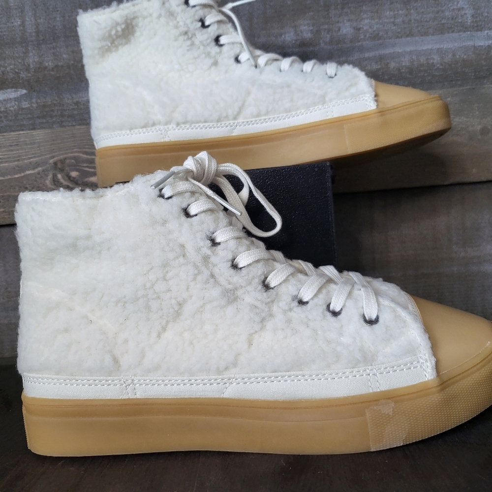 NWOT American Eagle Sherpa Faux Fur Lace Up High Top Two-Tone Sneakers